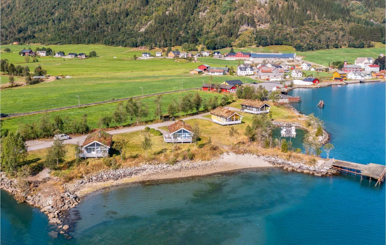 Cozy Home In Fjaerland With House A Mountain View Exterior foto