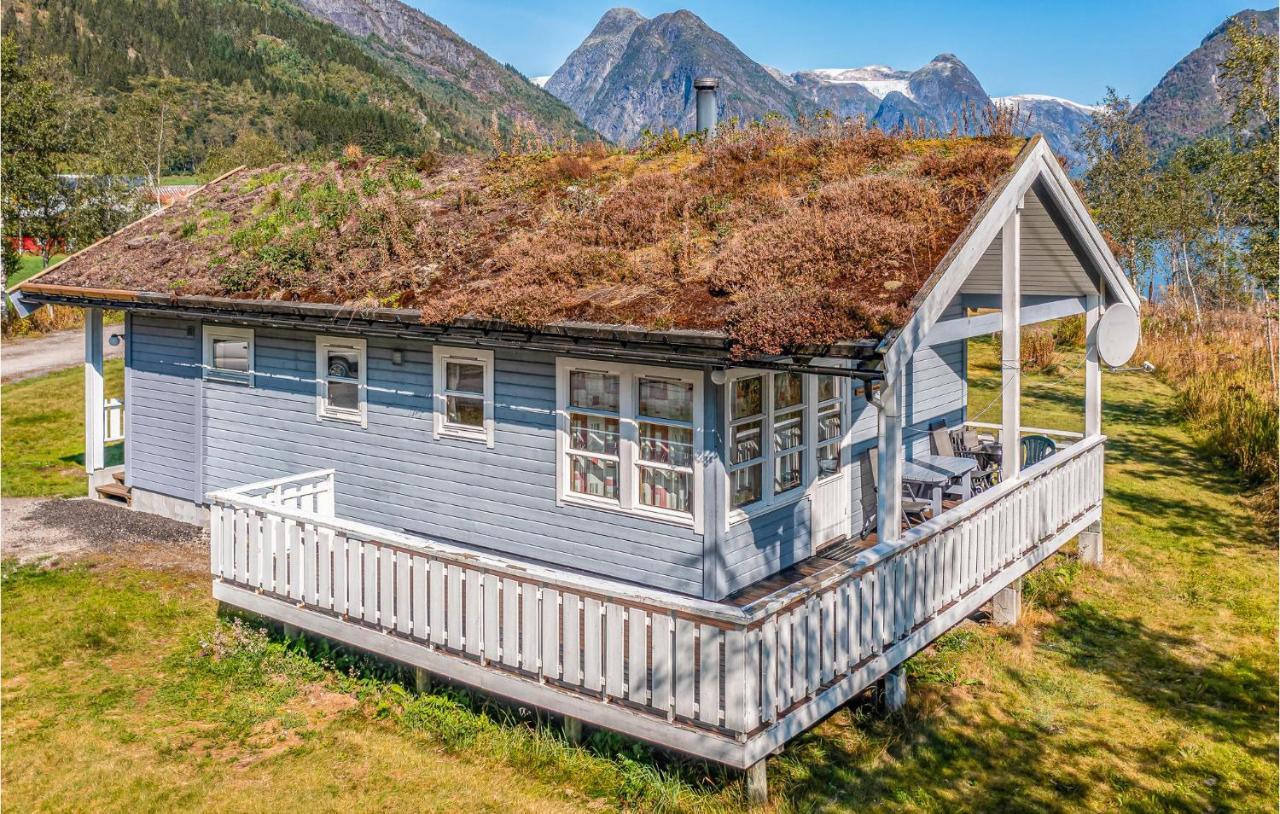 Cozy Home In Fjaerland With House A Mountain View Exterior foto