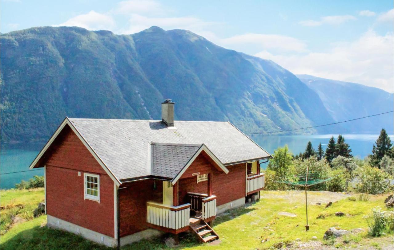 Cozy Home In Fjaerland With House A Mountain View Exterior foto